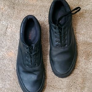 Mens size 9 safe step anti skid sneakers